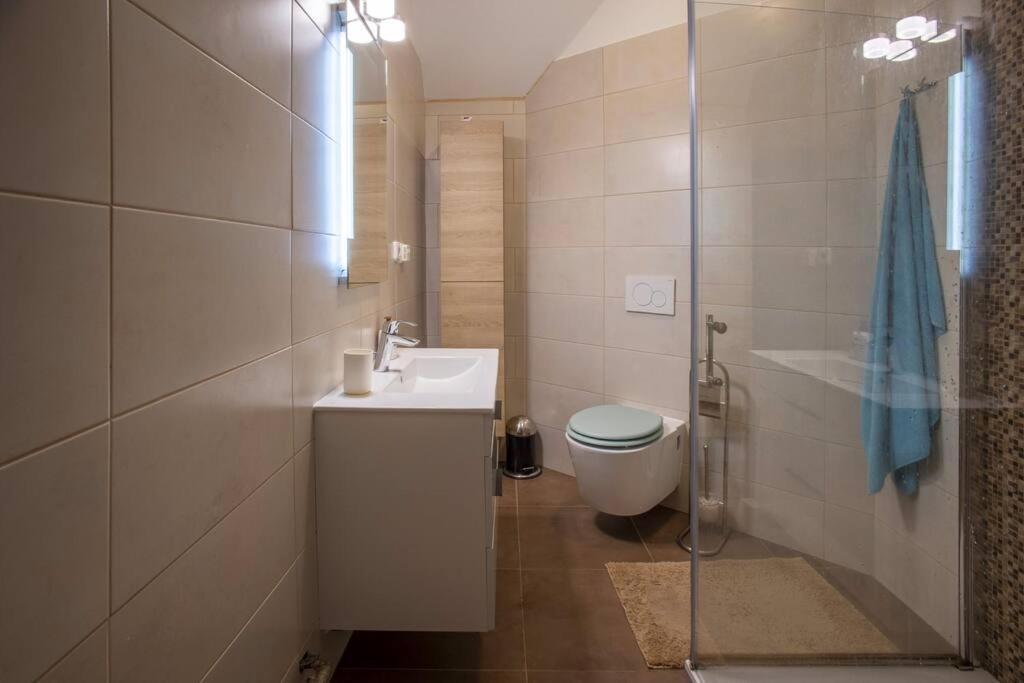 7 Bedroom Secluded Villa Close To Prague Říčany Eksteriør bilde