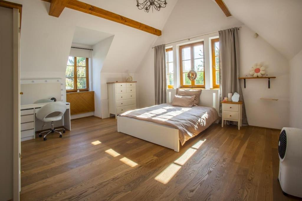 7 Bedroom Secluded Villa Close To Prague Říčany Eksteriør bilde