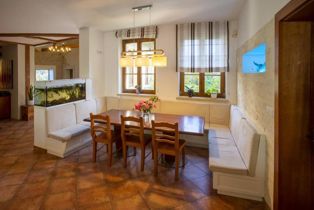 7 Bedroom Secluded Villa Close To Prague Říčany Eksteriør bilde